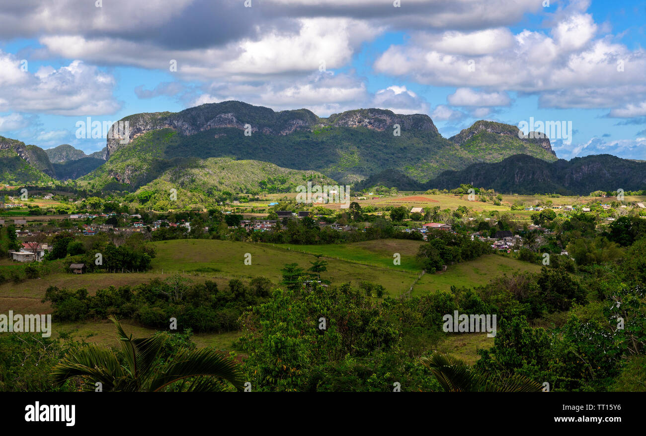 Il magnifico scenario di Vinales un sito UNESCO entro il Vinales Valley e con affioramenti di roccia calcarea (mogotes) in background. Cuba,dei Caraibi Foto Stock