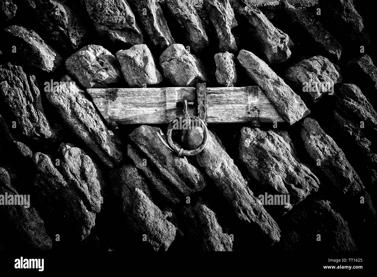 Un metallo arrugginito anello in una parete del porto Foto Stock