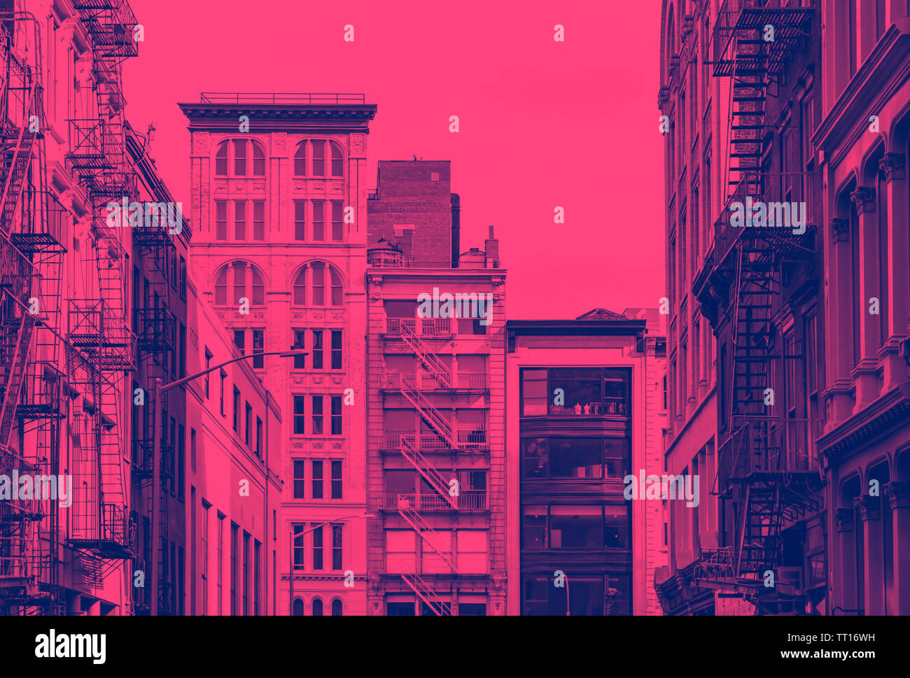 Street View di edifici storici nel quartiere Tribeca di Manhattan a New York City in rosa e blu del colore Foto Stock