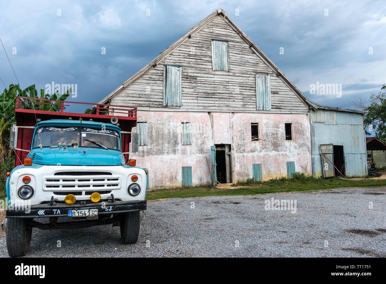 Tradizionale di essiccazione del tabacco sparso nel villaggio rurale di Juan y Martinez, Pinar del Rio Provincia, Cuba Foto Stock