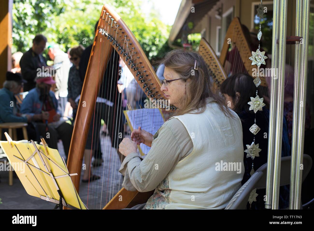 Le donne la riproduzione di arpe a 'Musica in giardino' evento in Eugene, Oregon, Stati Uniti d'America. Foto Stock