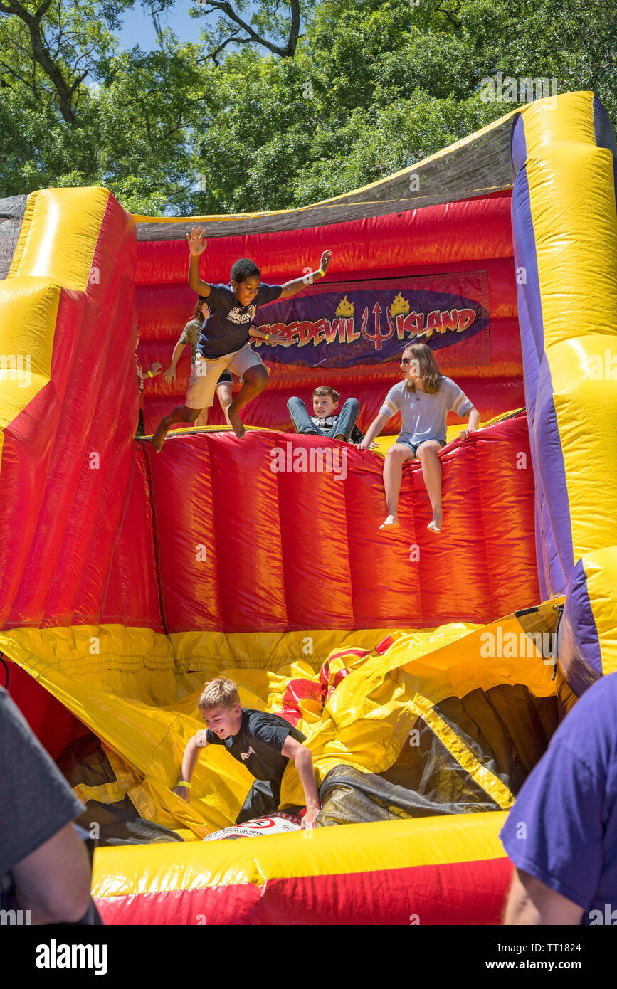 Daredevil isola estrema gonfiabile a Pioneer Days festival annuale in alta Springs, in Florida. Foto Stock
