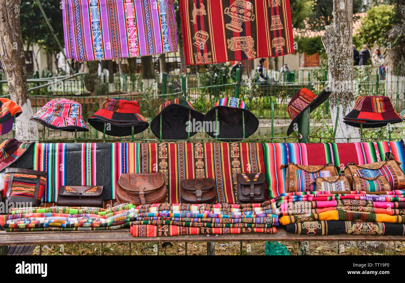 Yampara tradizionali tessili per la vendita, Tarabuco, Bolivia Foto Stock