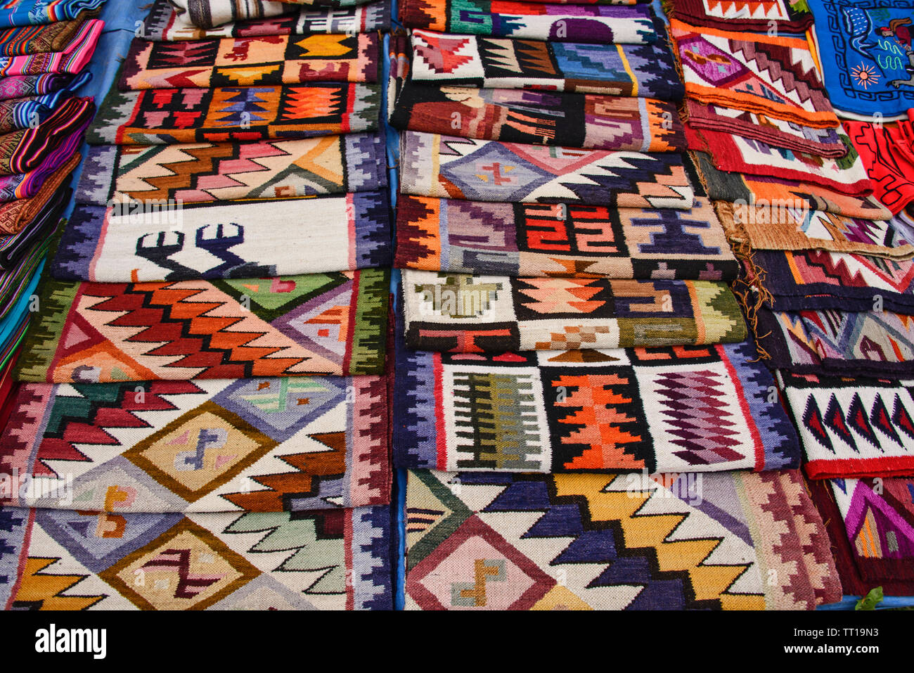 Yampara tradizionali tessili per la vendita, Tarabuco, Bolivia Foto Stock