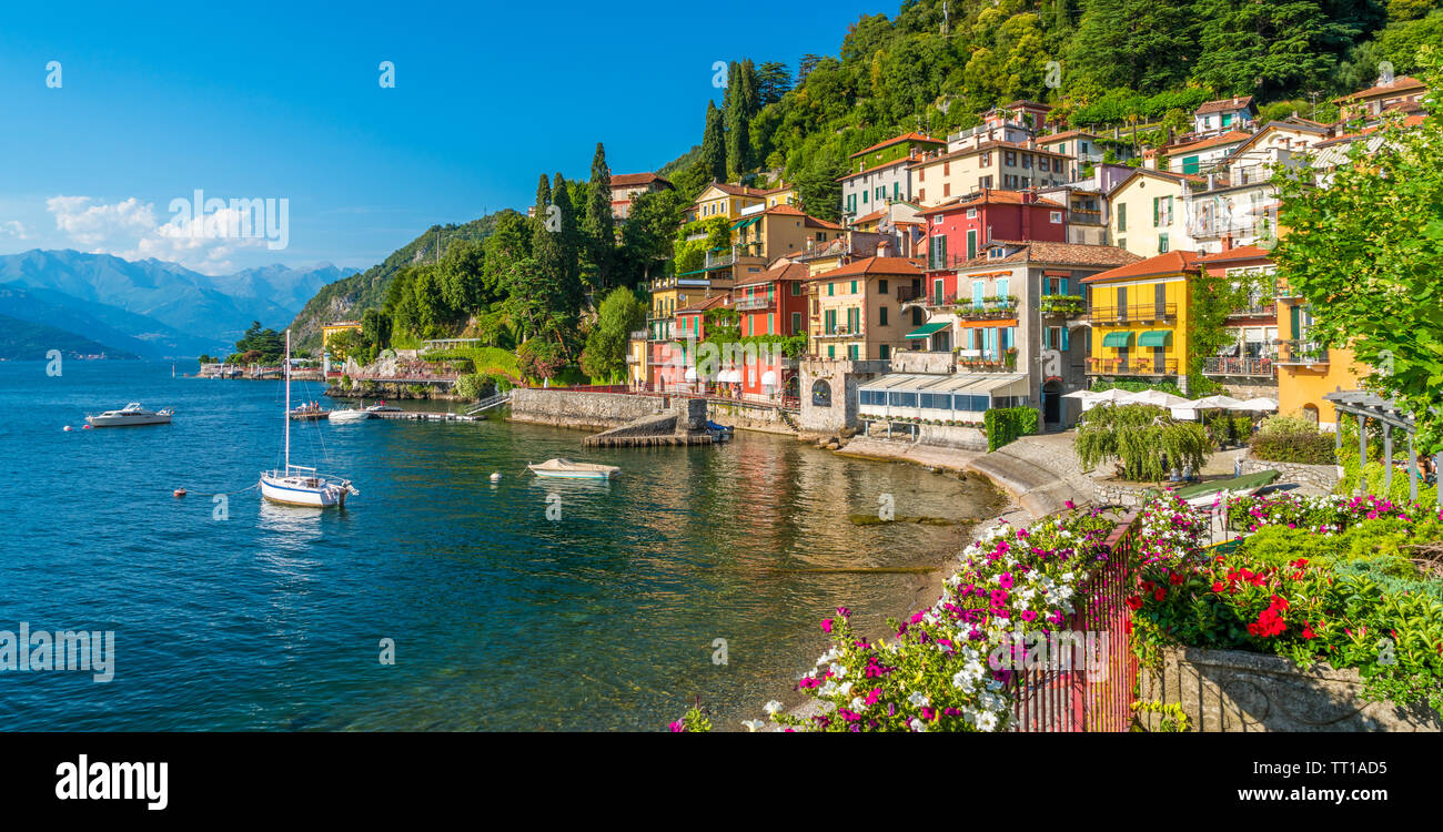 Bella Varenna waterfront in un assolato pomeriggio estivo, Lago di Como, Lombardia, Italia. Foto Stock
