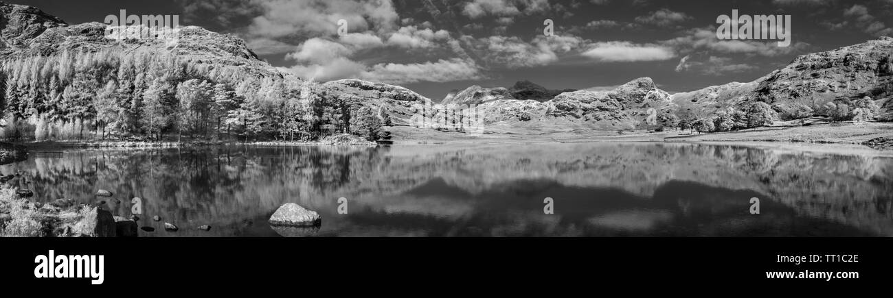 Infre rosso nero e bianco immagine panoramica di Blea Tarn su un ancora e soleggiata giornata autunnale Foto Stock