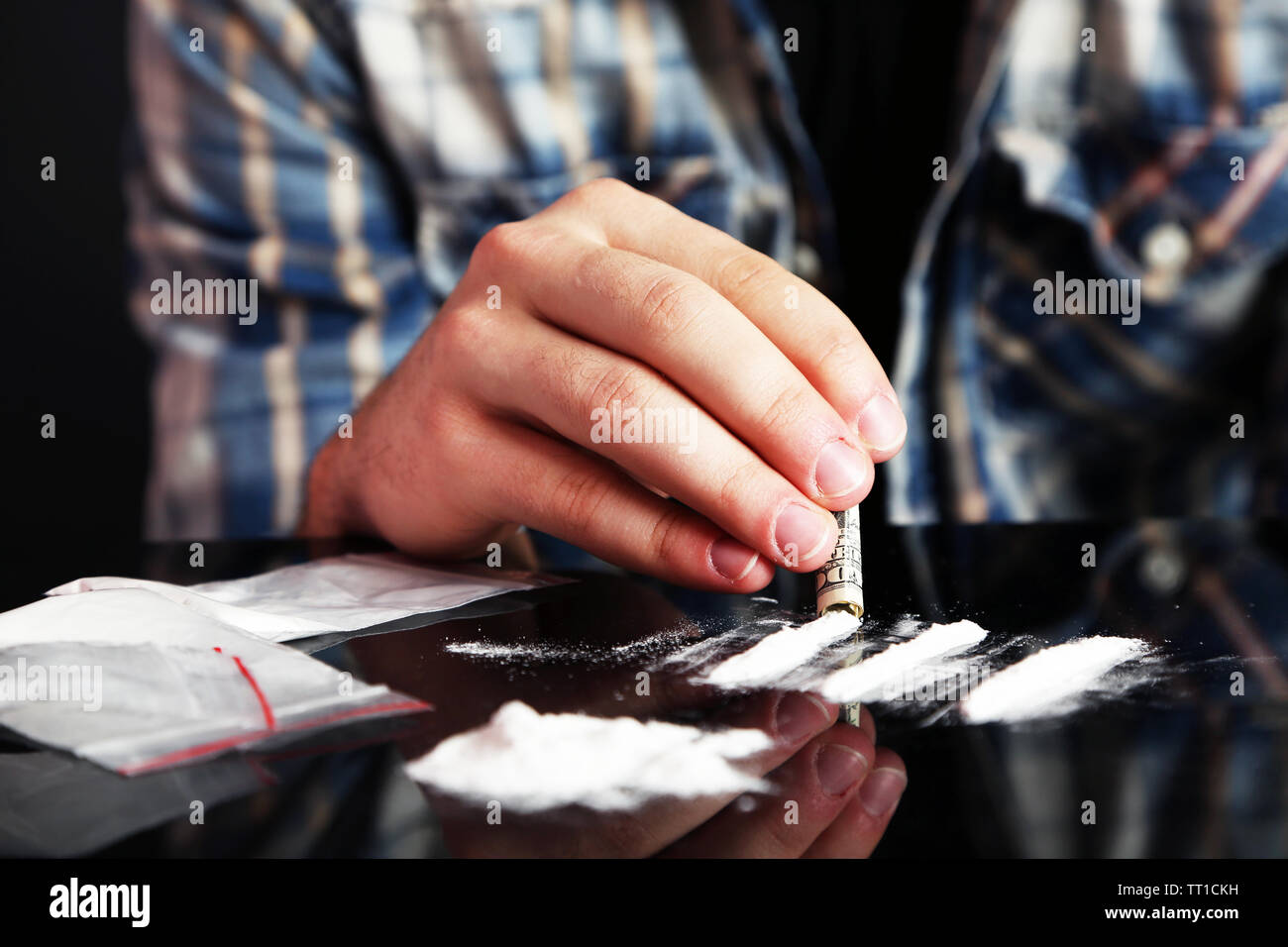 L'uomo sbuffare cocaina, close up Foto Stock