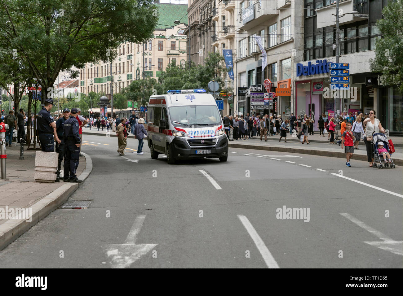 Belgrado, Serbia, 6 Giugno 2019: un'ambulanza van seguenti processione in onore della città delle vacanze assapora Giorno (Spasovdan) presso la Piazza Terazije Foto Stock