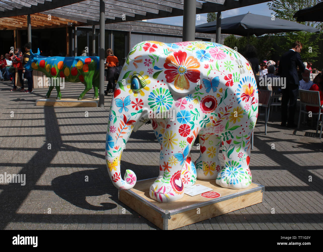 Artigianato colorato nella forma di un elefante decorato scultura in piedi sul display da Irene pavilion di giardini Keukenhof, vicino a Lisse, Paesi Bassi. Foto Stock