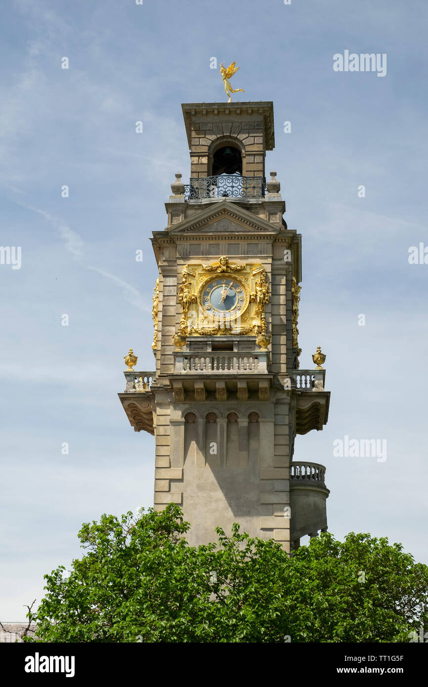 Orologio ornamentali da torre a Cliveden House hotel, vicino a Maidenhead, England, Regno Unito Foto Stock