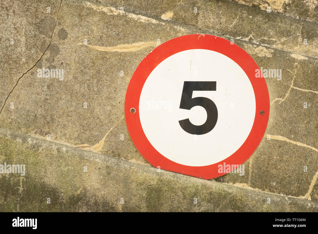 5 km/h il limite massimo di velocità su strada, segno Cannon Hill Park, Birmingham, Regno Unito Foto Stock