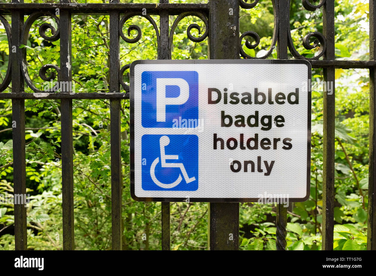 Badge disabili titolari solo segno di parcheggio a Birmingham, Inghilterra Foto Stock