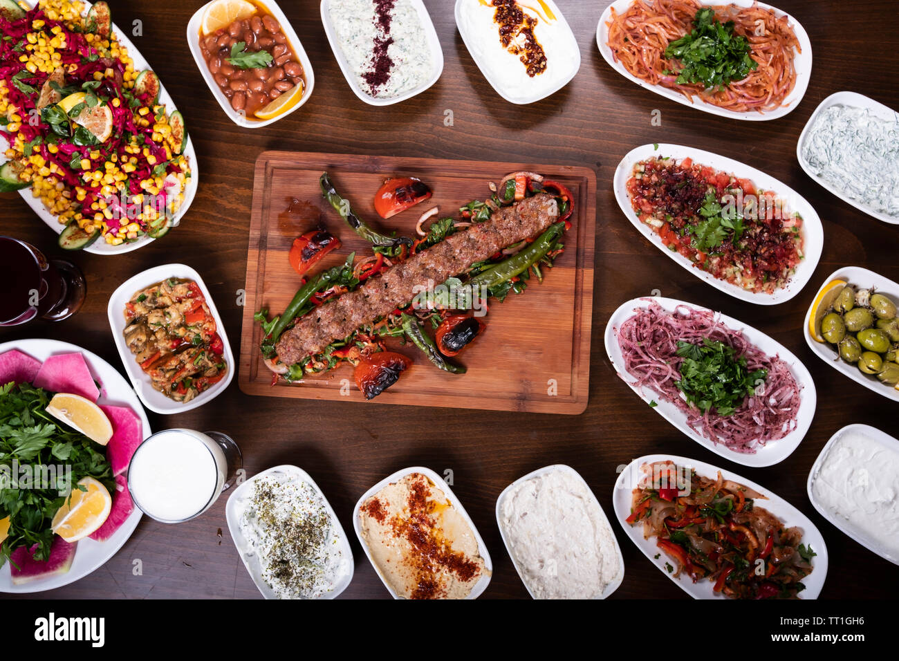 Impostare turco di Adana kebap kabab o su un tavolo di legno Foto Stock