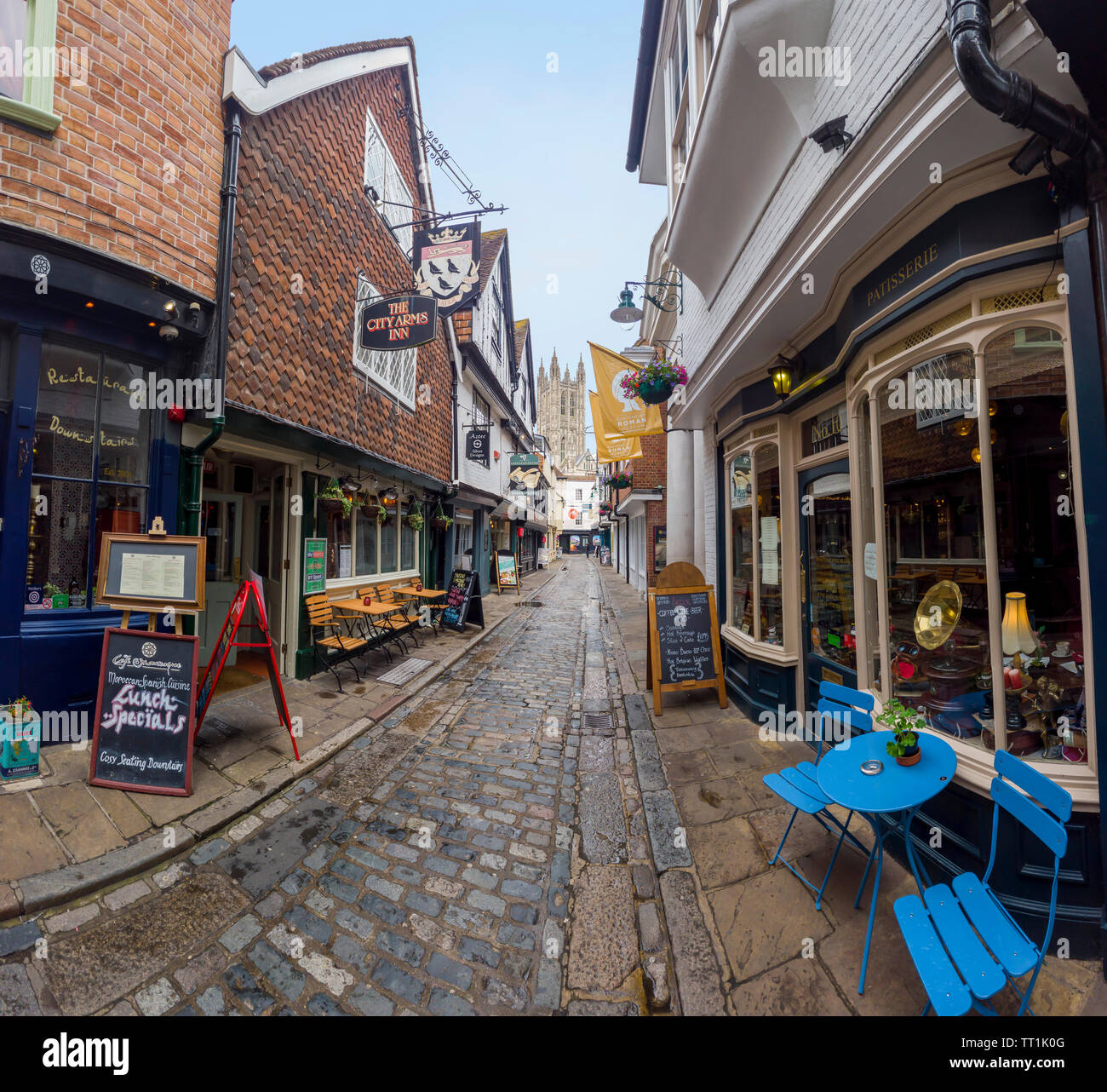 La macelleria Lane, Canterbury,Kent,l'Inghilterra, la vista della Cattedrale di Canterbury,una piccola strada con bar e ristoranti,pavimentazione romana Museo sul diritto Foto Stock