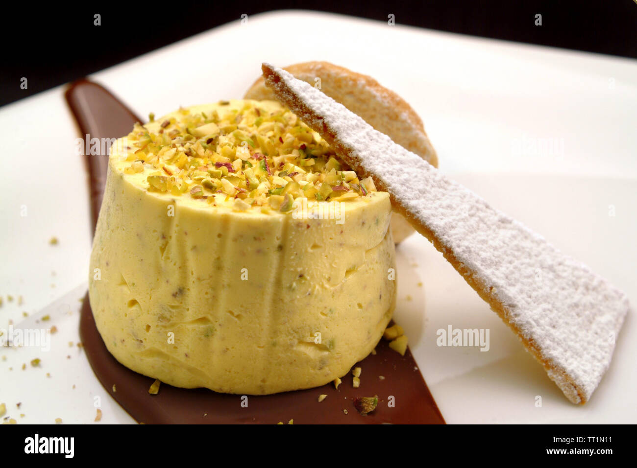 Ricette di cucina italiana semifreddo al pistacchio e salsa al cioccolato Foto Stock