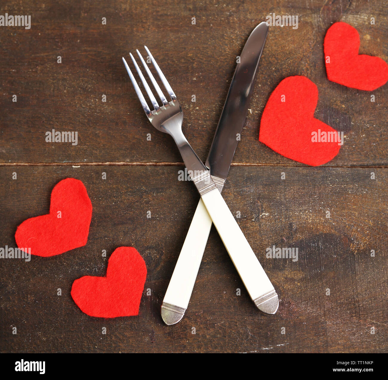 Il giorno di San Valentino la cena con la impostazione della tabella sul tavolo in legno close-up Foto Stock