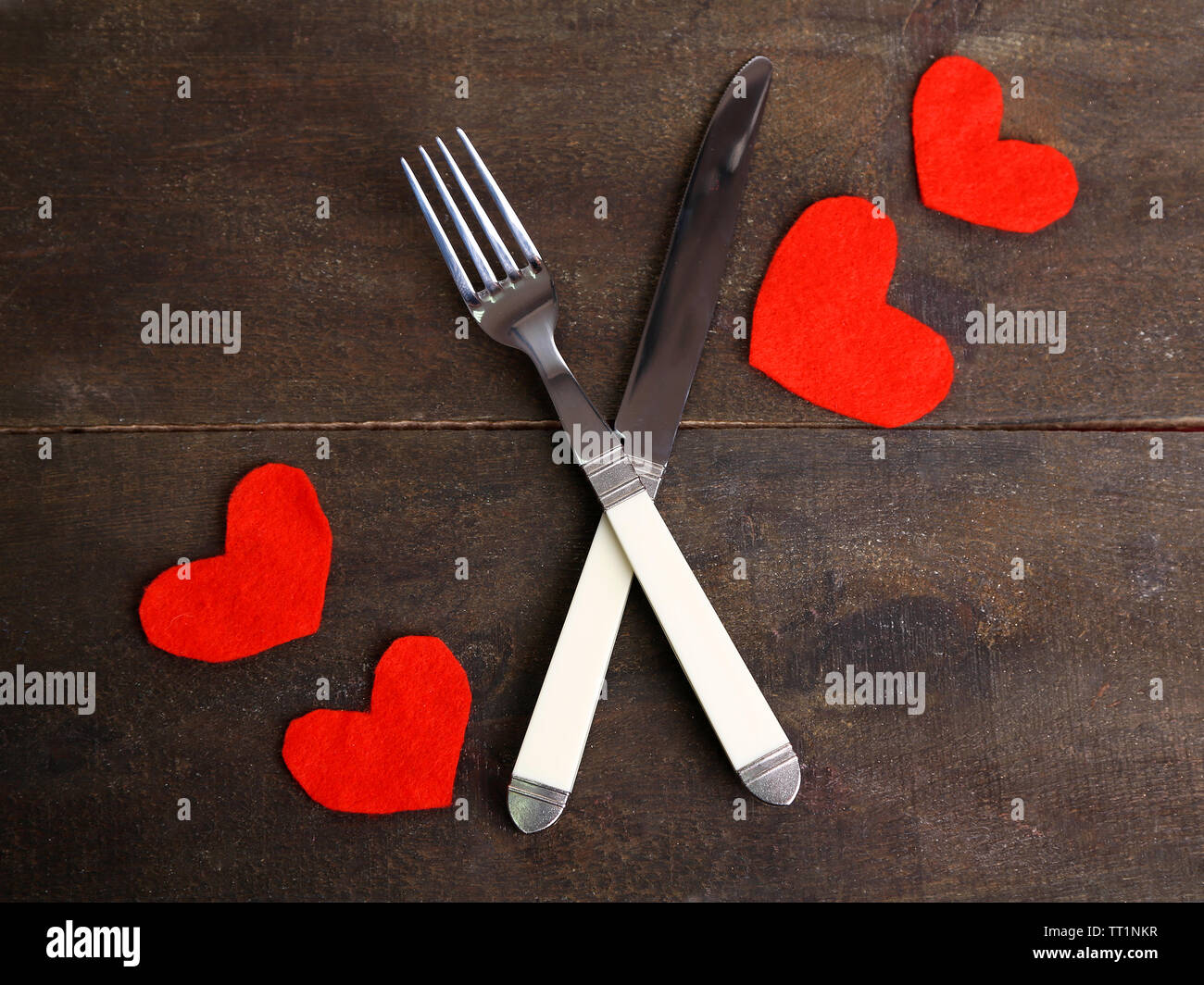 Il giorno di San Valentino la cena con la impostazione della tabella sul tavolo in legno close-up Foto Stock