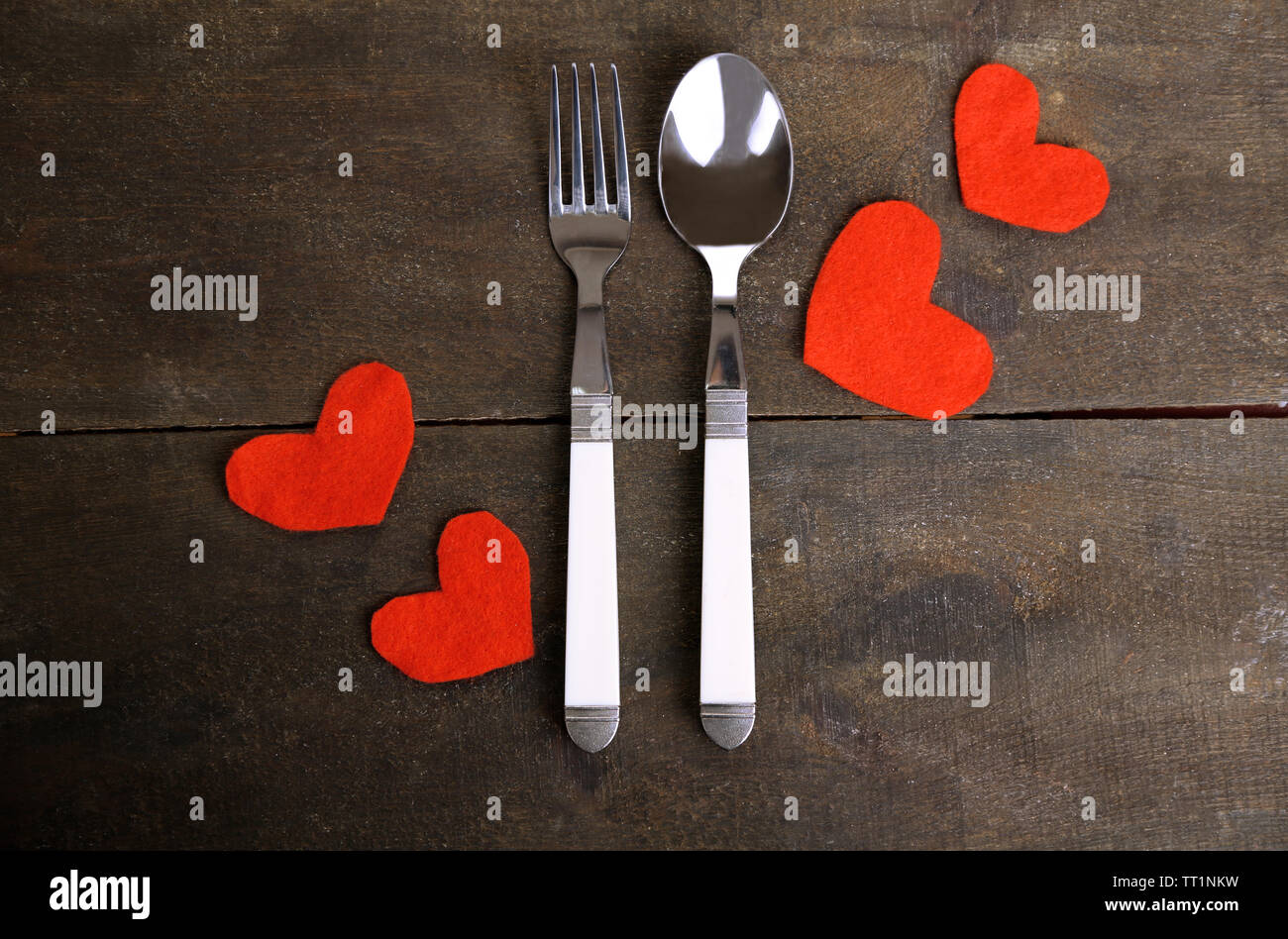 Il giorno di San Valentino la cena con la impostazione della tabella sul tavolo in legno close-up Foto Stock
