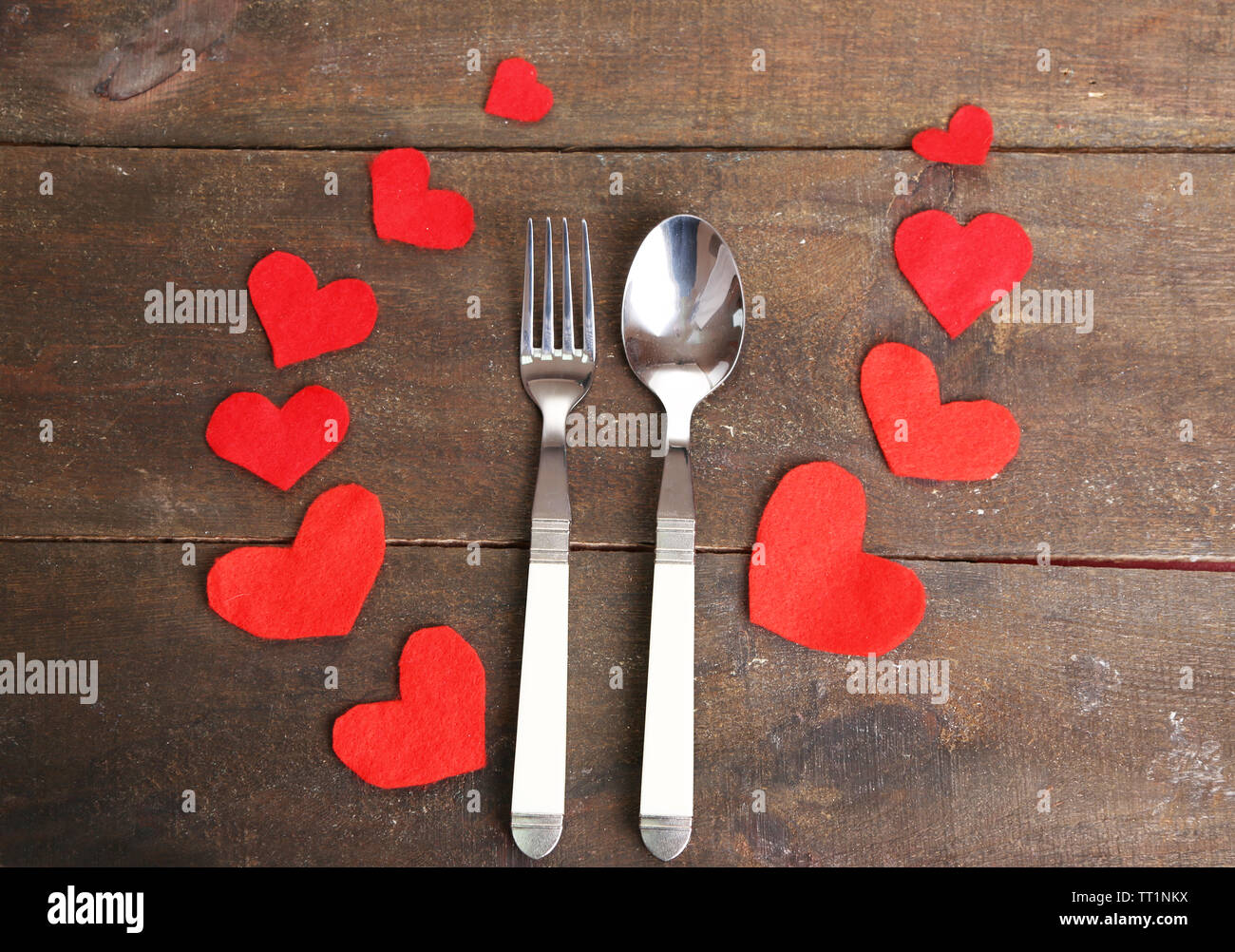 Il giorno di San Valentino la cena con la impostazione della tabella sul tavolo in legno close-up Foto Stock