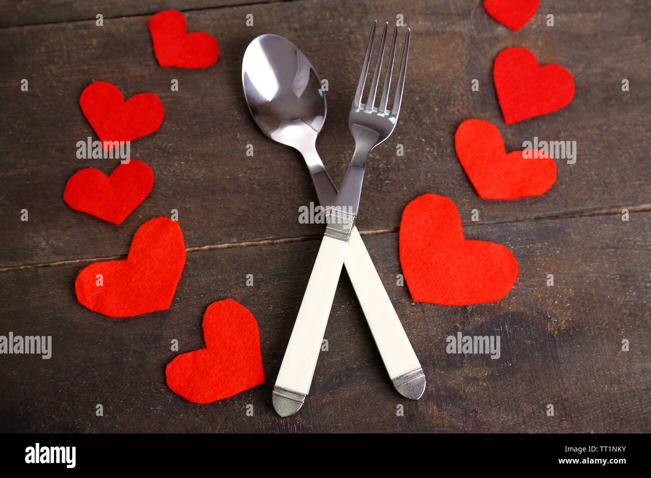 Il giorno di San Valentino la cena con la impostazione della tabella sul tavolo in legno close-up Foto Stock