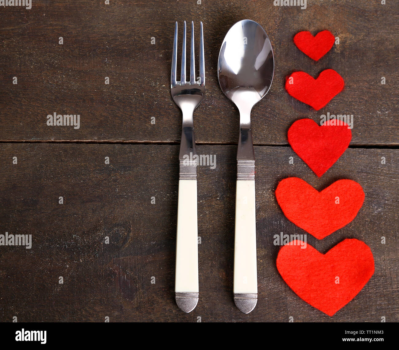 Il giorno di San Valentino la cena con la impostazione della tabella sul tavolo in legno close-up Foto Stock