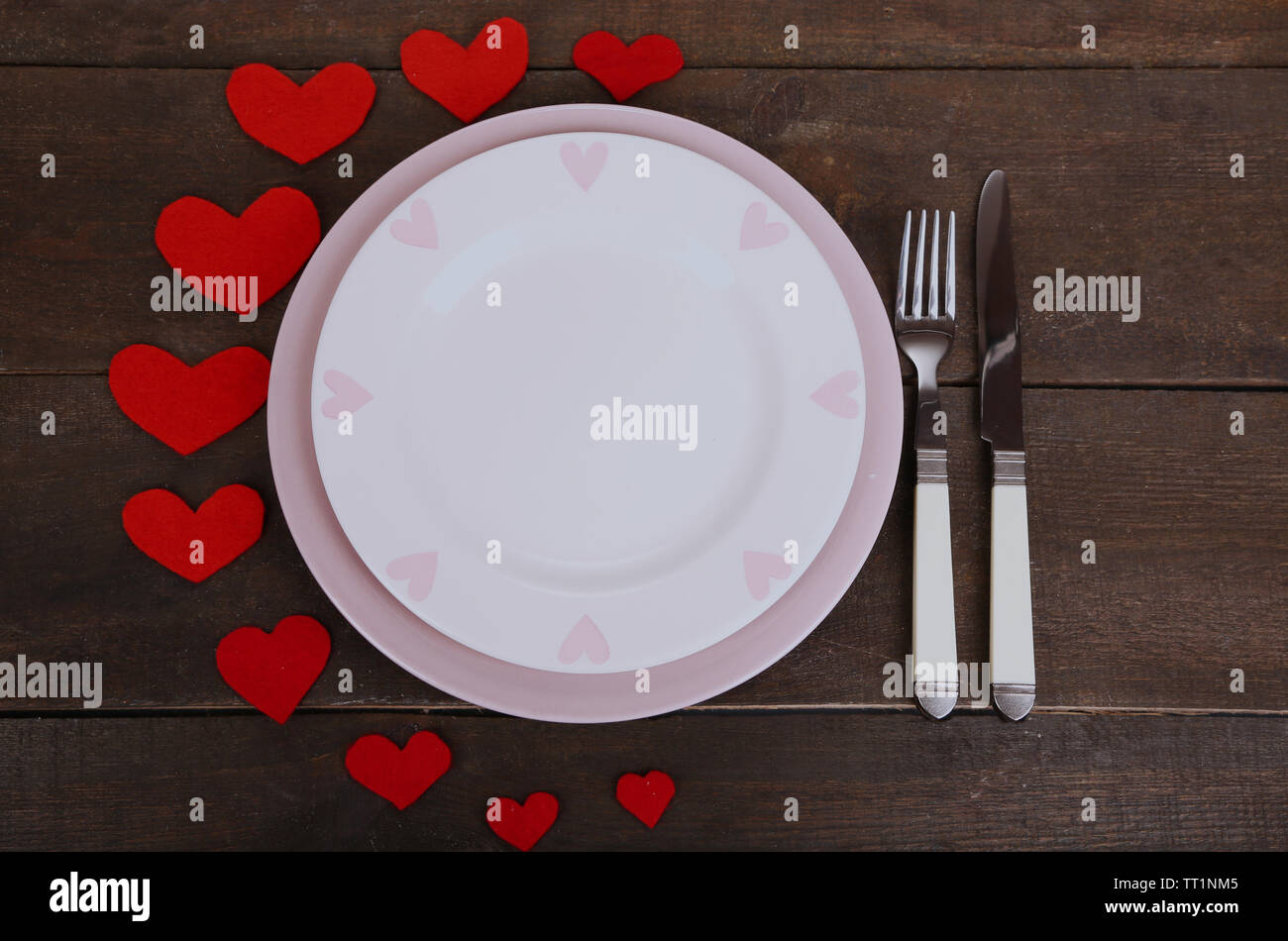 Il giorno di San Valentino la cena con la impostazione della tabella sul tavolo in legno close-up Foto Stock