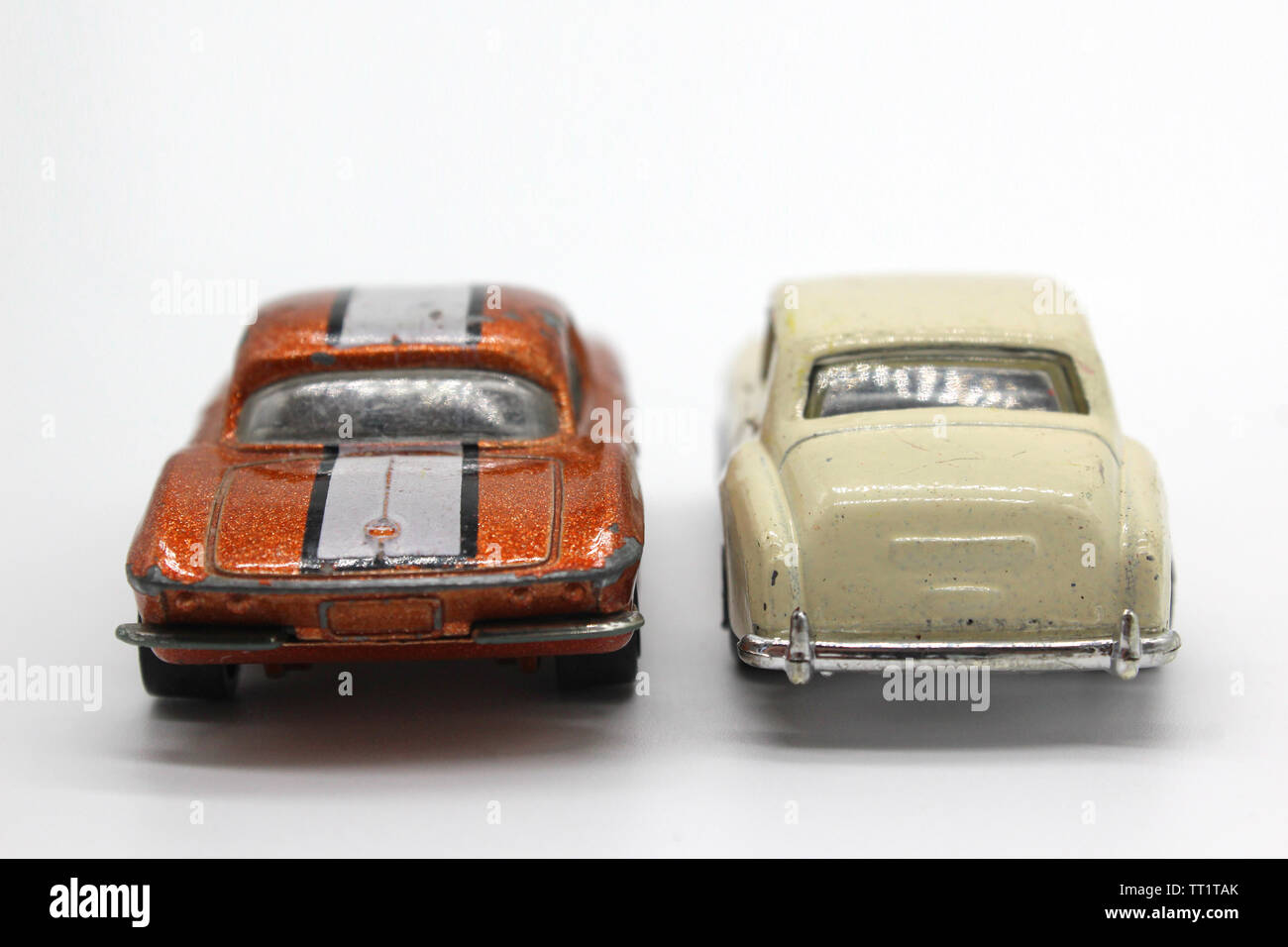 Due vintage collezionabile matchbox giocattolo auto, posteriore, visto dal retro, isolato su sfondo bianco, close-up Foto Stock