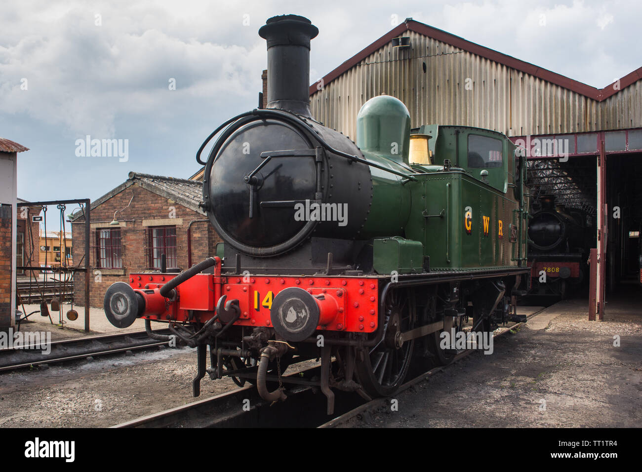 GWR verde 1450 vapore locomotore ferroviario motore (1400 classe 0-4-2T costruito 1935 a Swindon opere) fermi dal capannone, Didcot Railway Centre, Oxfordshire. Foto Stock