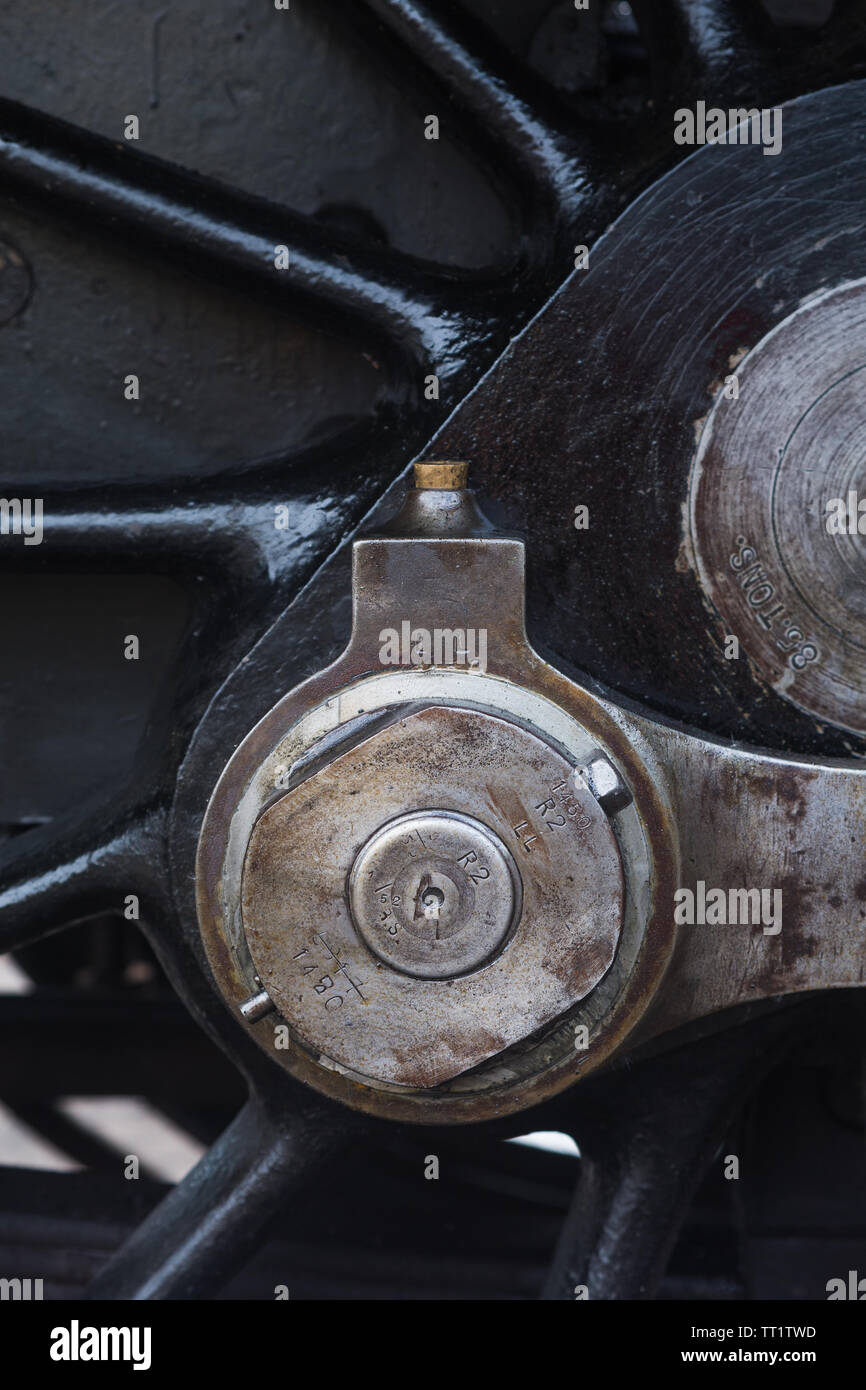 Close-up dettaglio della ferrovia a vapore di metallo del motore ruota e di biella pistone a 'big' estremità del meccanismo a manovella Didcot Railway Centre, Oxfordshire, Regno Unito Foto Stock