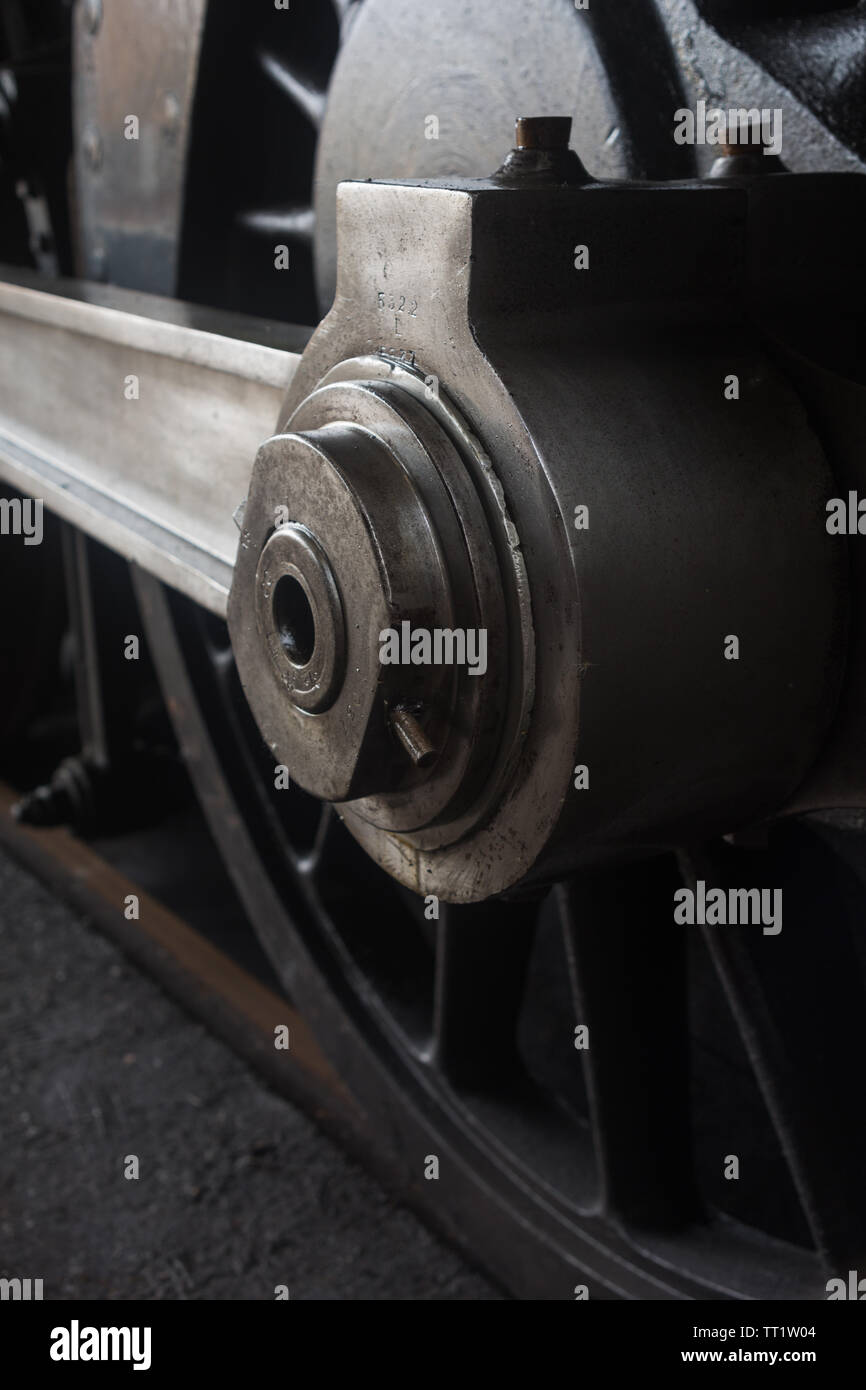 Close-up dettaglio della ferrovia a vapore di metallo del motore ruota e di biella pistone a 'big' estremità del meccanismo a manovella Didcot Railway Centre, Oxfordshire, Regno Unito Foto Stock