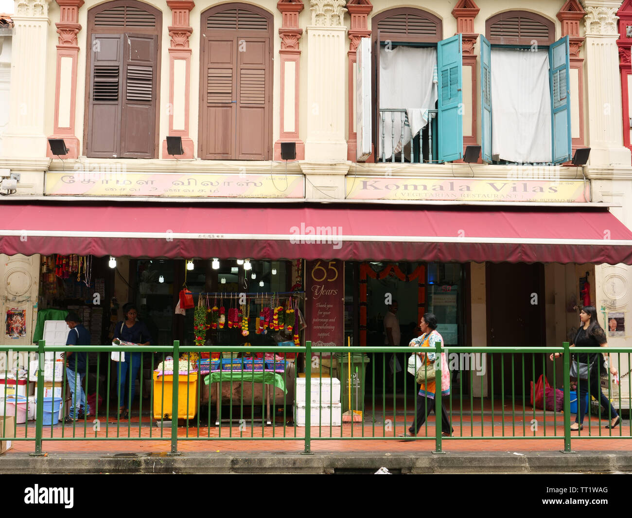 Shop e al primo piano alloggio in una casa in stile indiano quartiere etnico Little India nella città-stato di Singapore su una mattina di sabato, Foto Stock