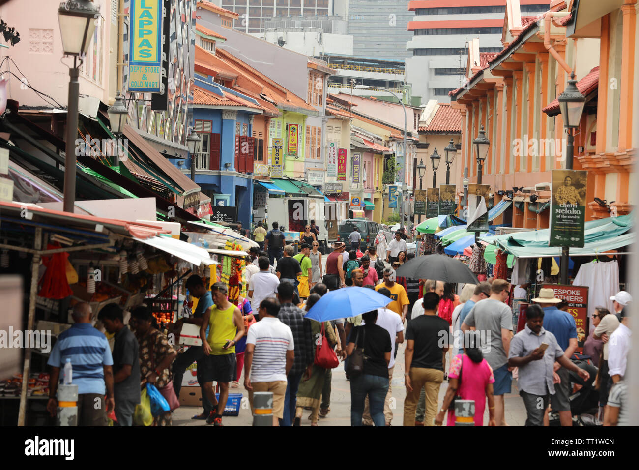 Occupato strada famosa per lo shopping, con piccoli negozi nell'etnico indiano quartiere di Little India o Tekka della città-stato di Singapore. Foto Stock