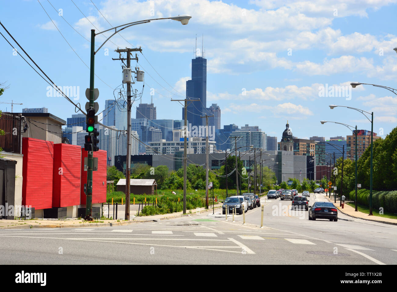 La skyline di Chicago sorge sopra Malmaison Avenue nella ex vicino al lato nord del corridoio industriale. Foto Stock