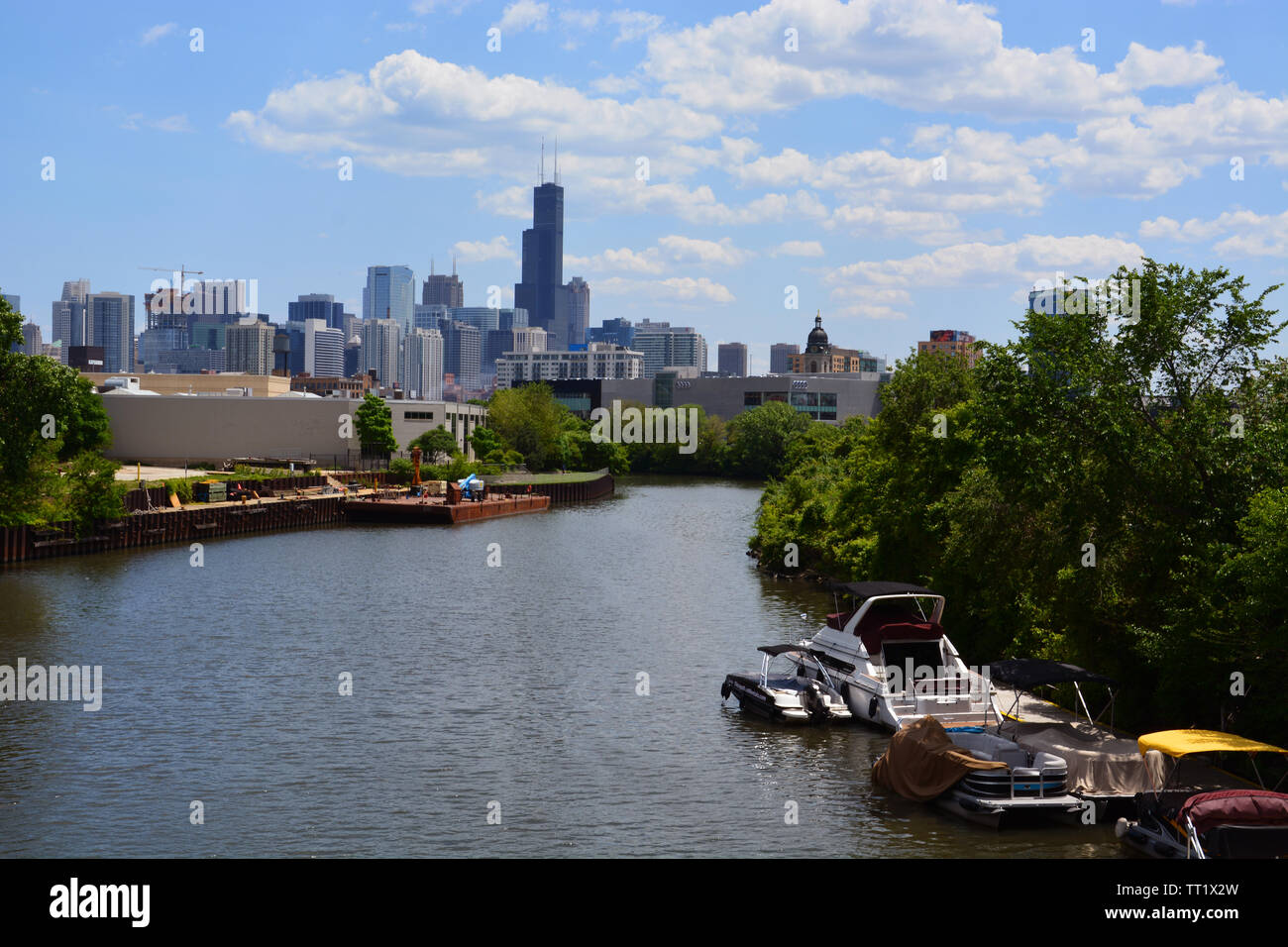 La skyline di Chicago sorge sopra il fiume dall'Isola d'oca quartiere industriale sul vicino lato nord. Foto Stock