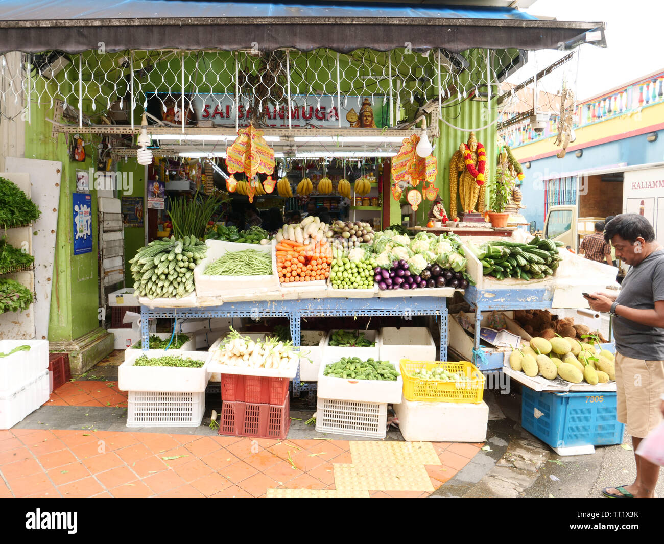 Al di fuori di un negozio che vende la maggior parte della frutta e verdura nel quartiere etnico Little India nella città-stato di Singapore. Foto Stock