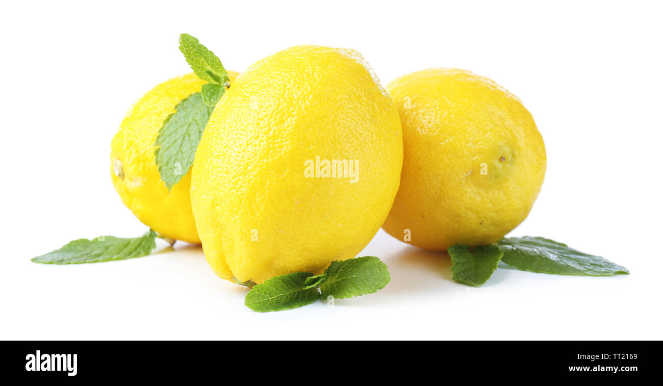 Limoni freschi, isolato su bianco Foto Stock