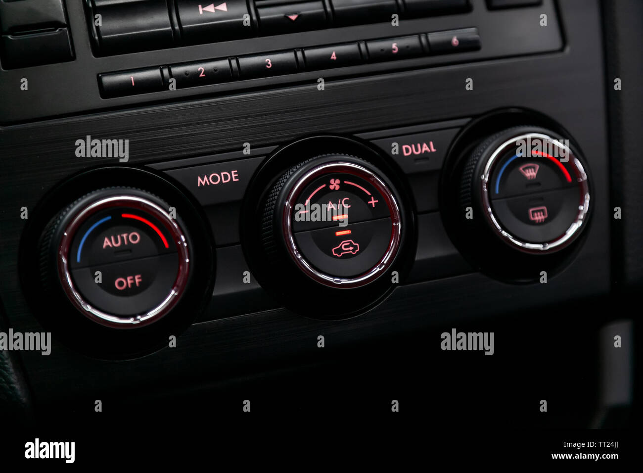Сlose-up della vettura con interni neri: regolazione del ventilatore, condizionatore aria e altri pulsanti. Foto Stock