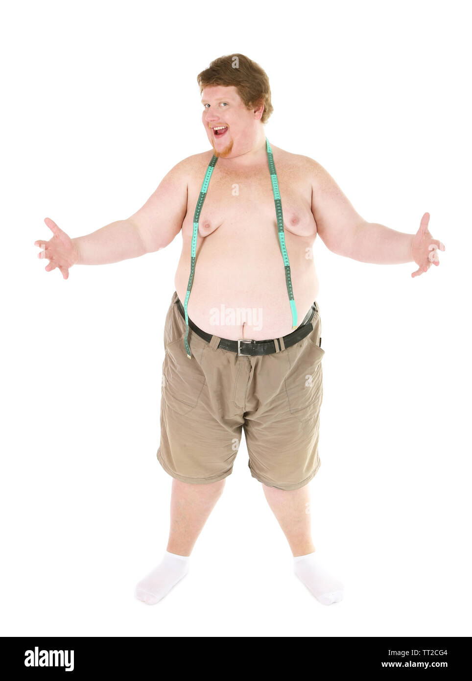 Fat man tenendo premuto il nastro di misurazione. Foto concettuale della perdita di peso. Isolato su bianco Foto Stock