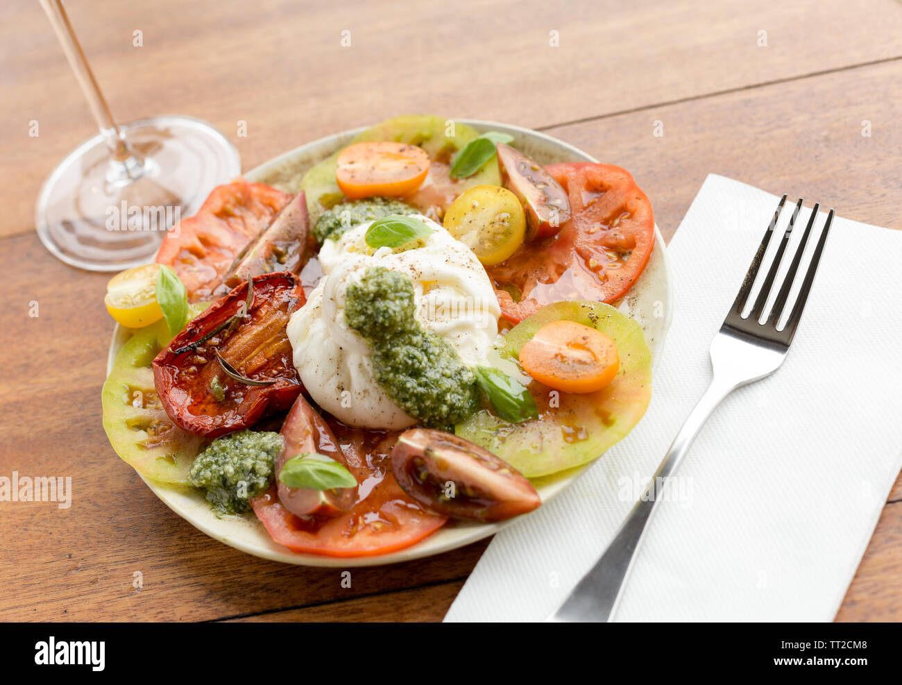 Freschi colori multipli insalata di pomodoro con mozzarella di bufala e il verde del basilico Pesto Foto Stock