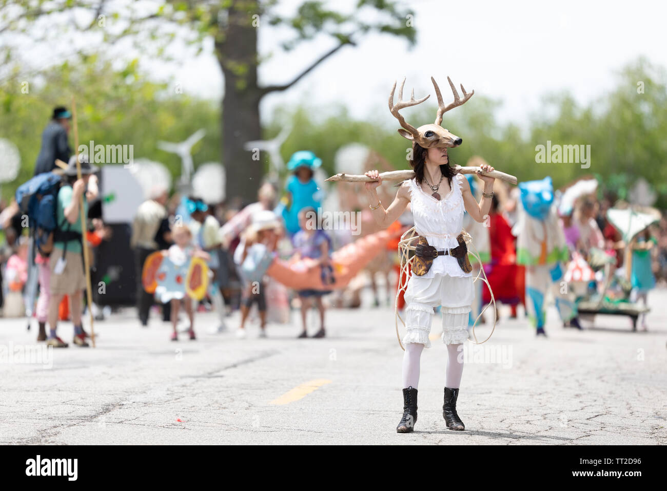 Cleveland, Ohio, Stati Uniti d'America - 8 Giugno 2019: sfilata il cerchio, donna che indossa un cervo maschera facciale Foto Stock