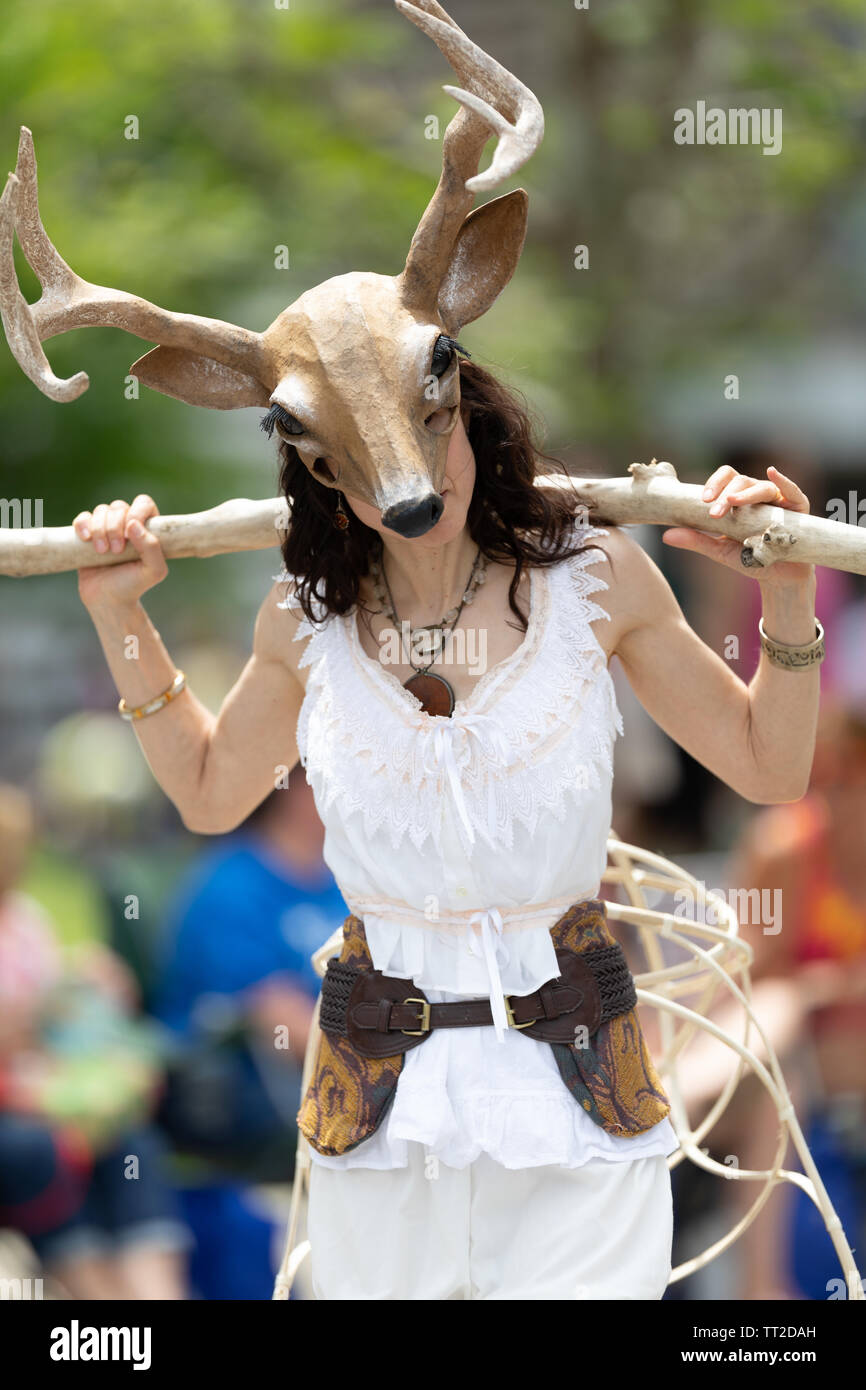 Cleveland, Ohio, Stati Uniti d'America - 8 Giugno 2019: sfilata il cerchio, donna che indossa un cervo maschera facciale Foto Stock