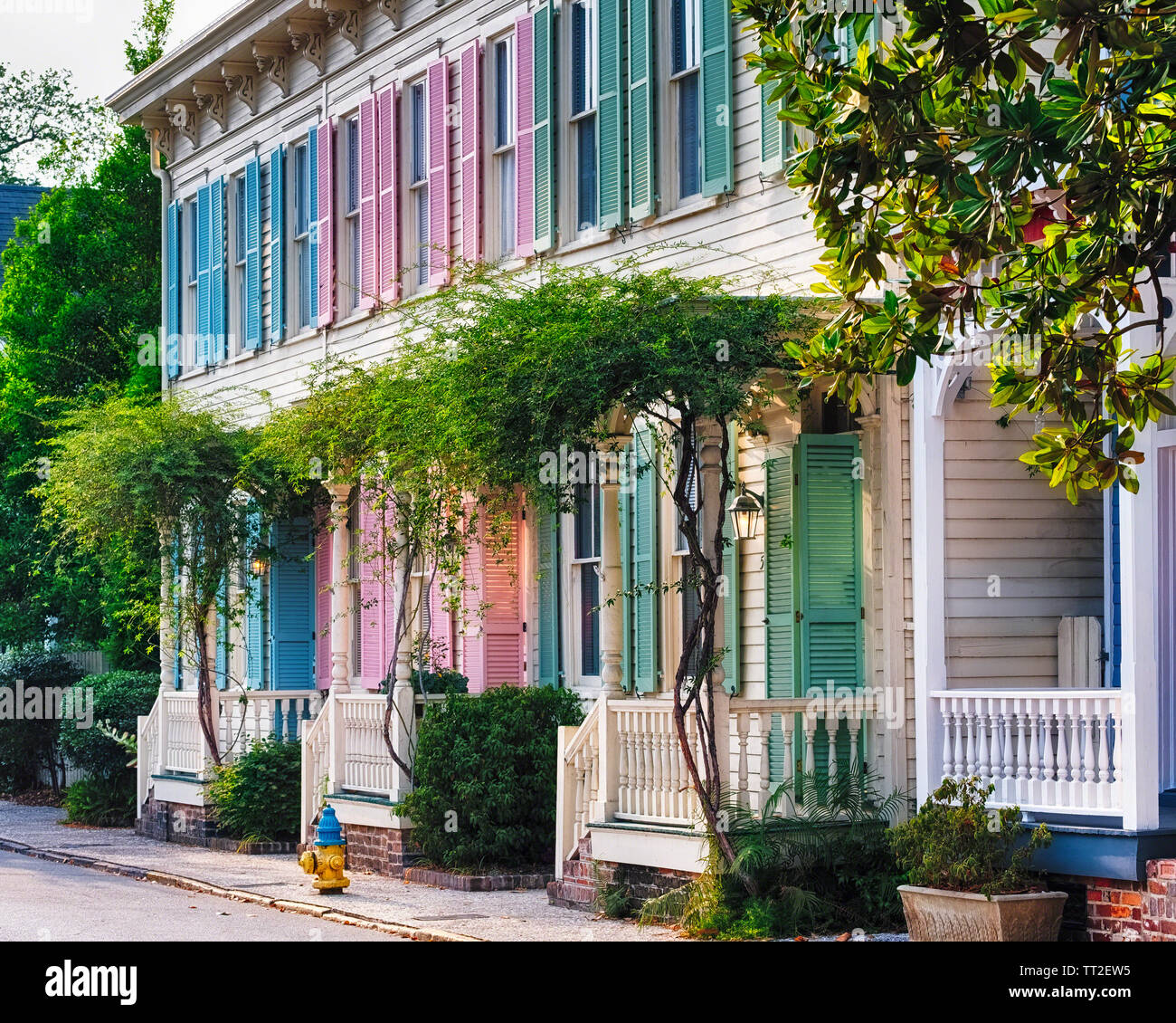 Storico di colorate case a schiera a Savannah, Georgia Foto Stock