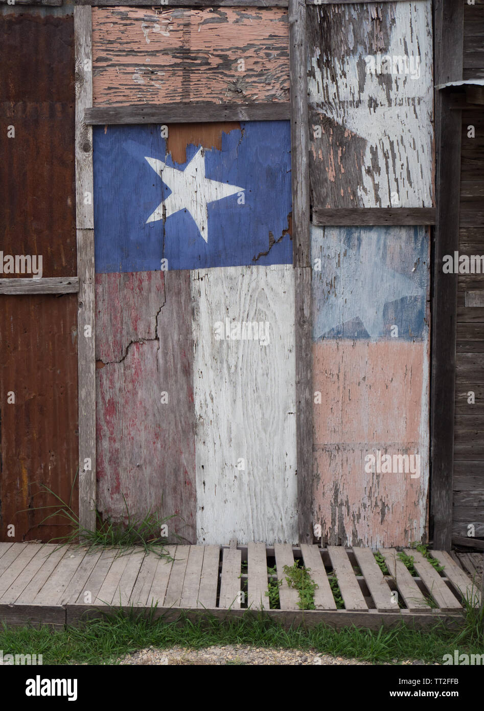Sbiadita Texas bandiera dipinta sulla fiancata di un vecchio edificio nella città fantasma di Loraine, Texas Foto Stock