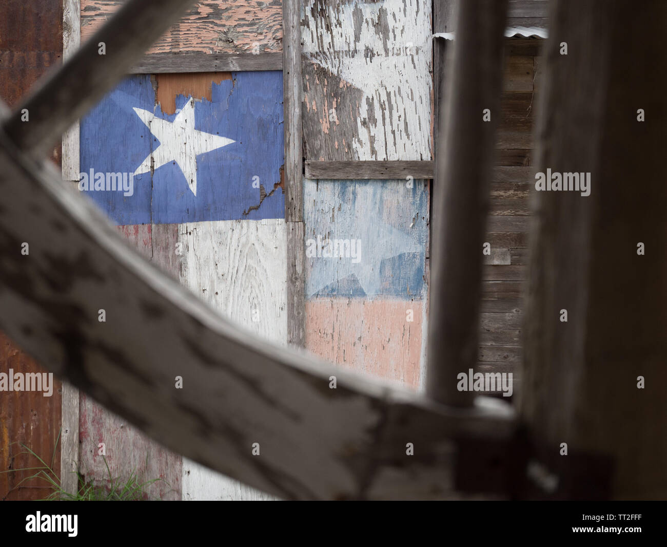 Sbiadita Texas bandiera dipinta sulla fiancata di un vecchio edificio nella città fantasma di Loraine, Texas Foto Stock