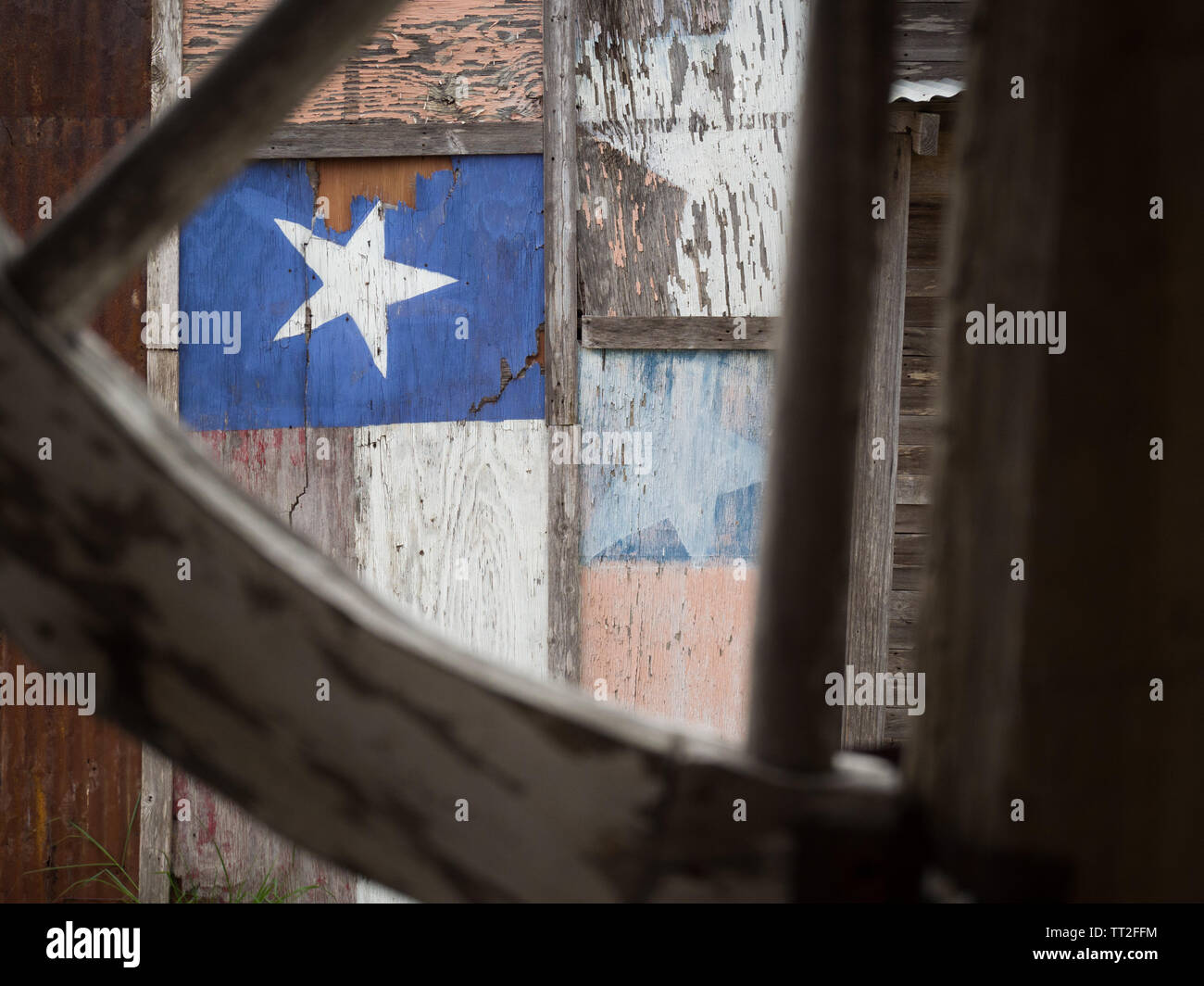 Sbiadita Texas bandiera dipinta sulla fiancata di un vecchio edificio nella città fantasma di Loraine, Texas Foto Stock