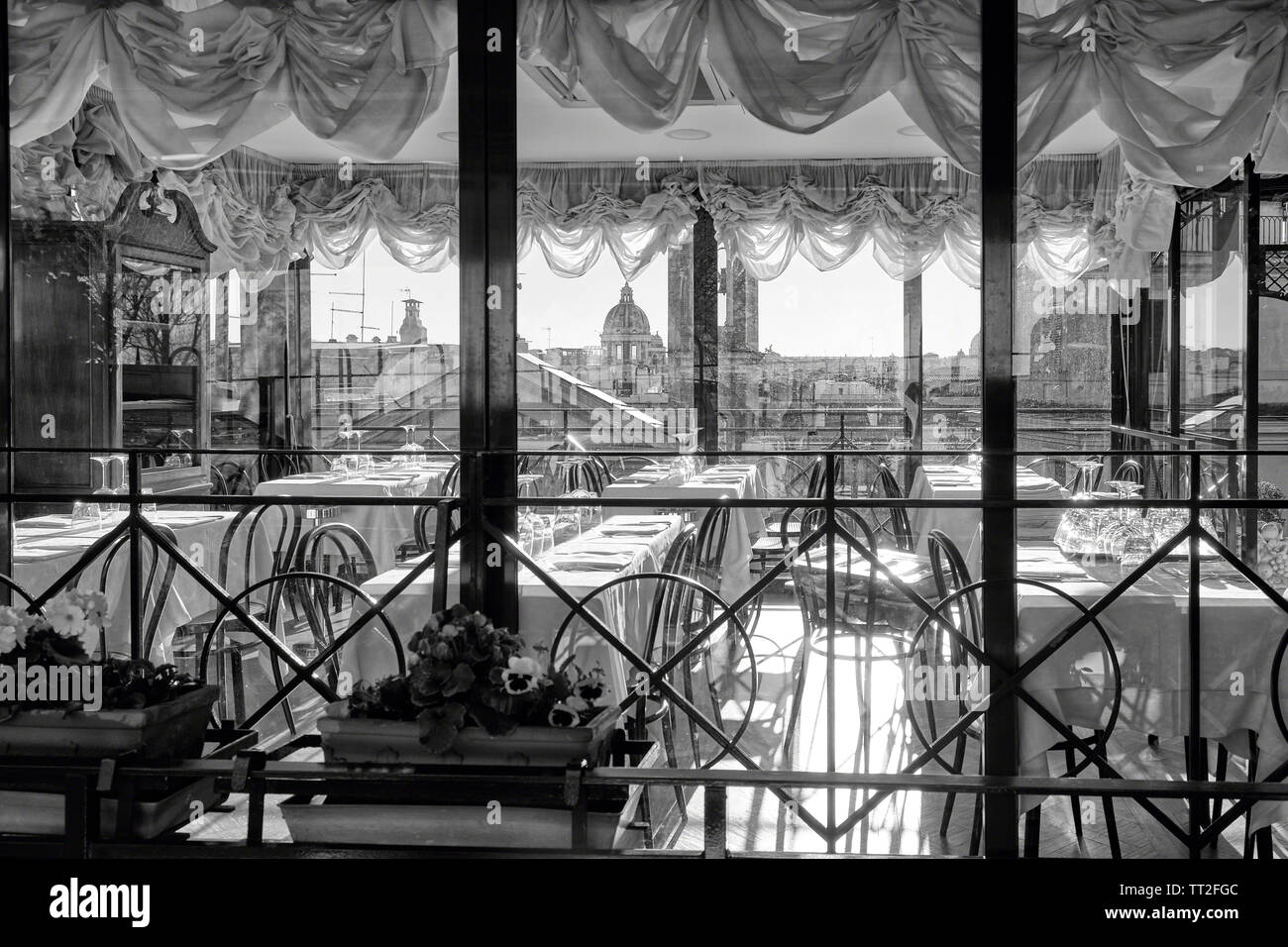 Patio sala da pranzo con vista sulla città, Roma, Italia Foto Stock