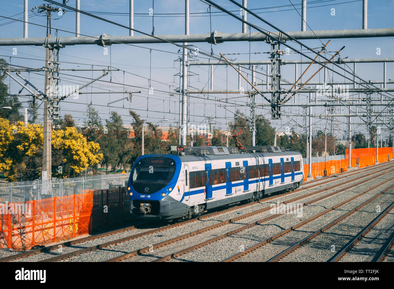SANTIAGO DEL CILE - Aprile 2017: Un Metrotren Nos treno inserendo lo Espejo station Foto Stock