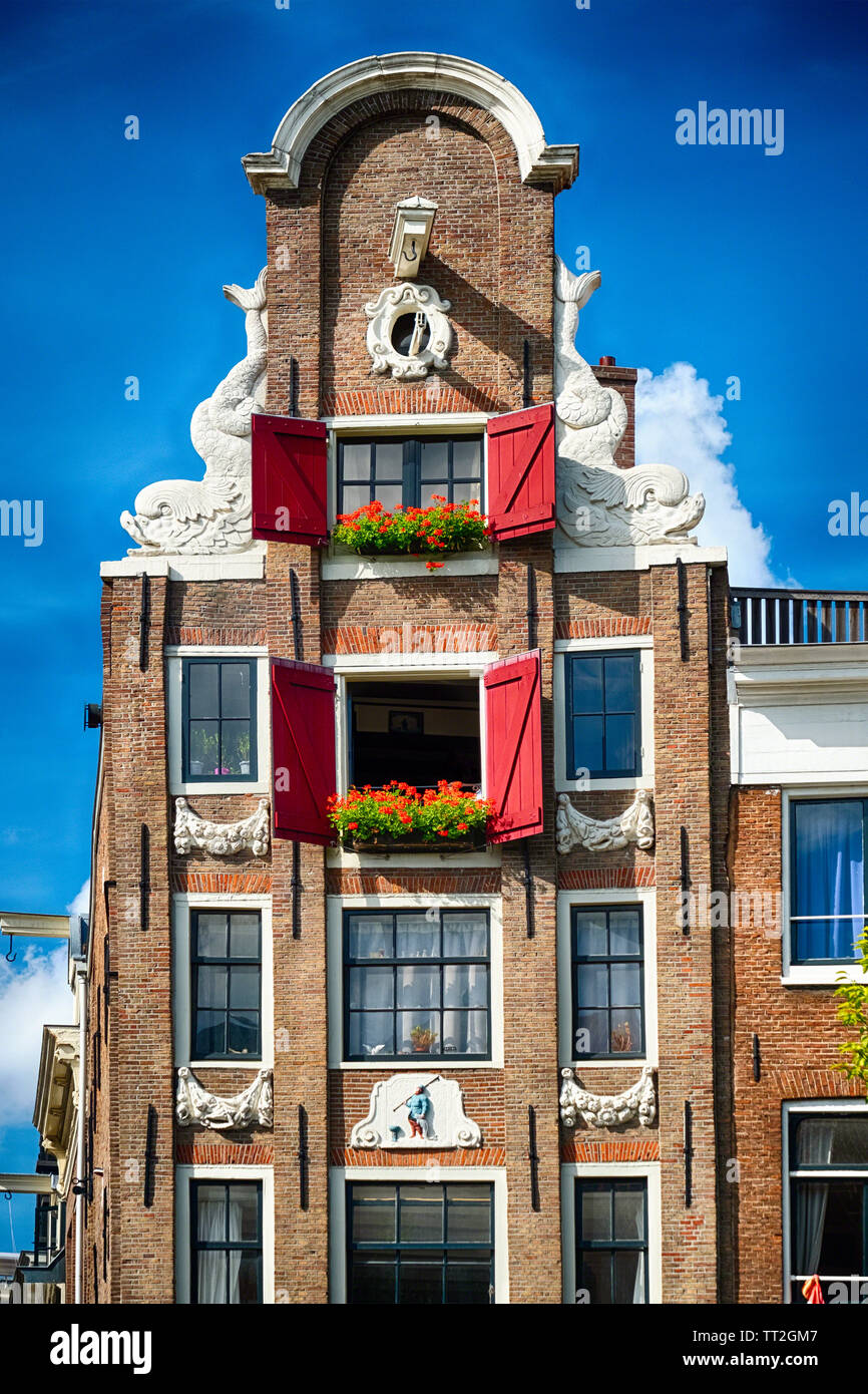 Basso angolo vista frontale di una vecchia tipica casa Olandese, Amsterdam, Olanda Settentrionale, Paesi Bassi Foto Stock
