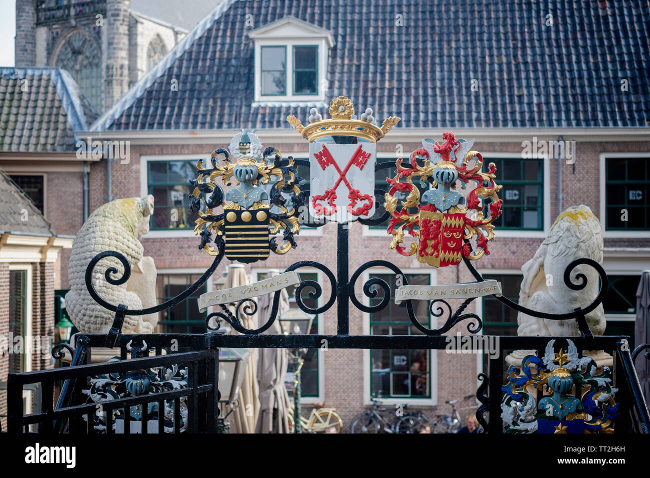 Vista ravvicinata della famiglia creste sulla Leiden cancello di Castello, Leiden, Olanda meridionale Paesi Bassi Foto Stock