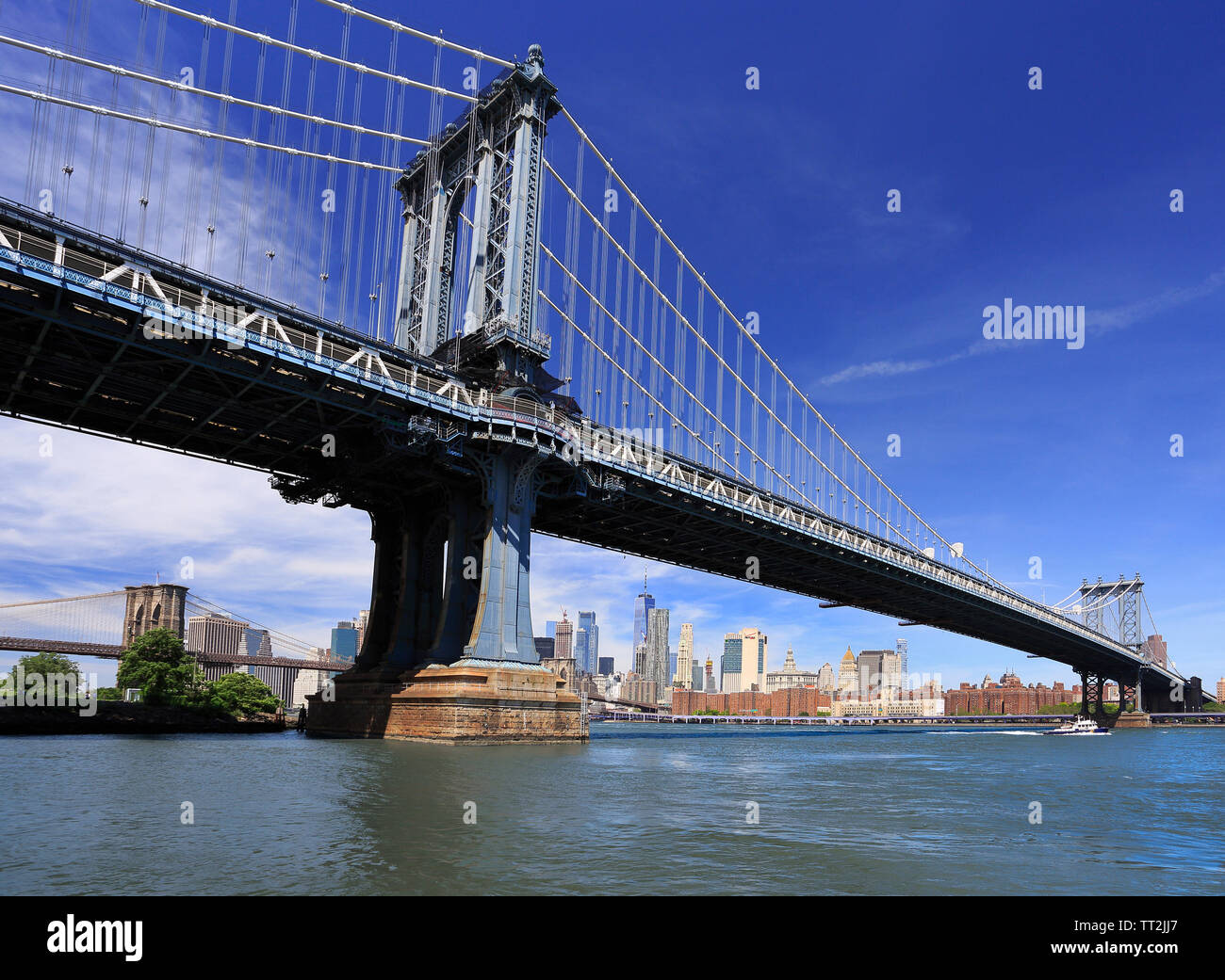 Di Manhattan e Brooklyn Bridge con New York skyline della città sullo sfondo, STATI UNITI D'AMERICA Foto Stock